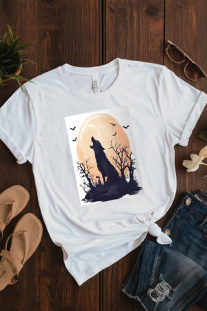 Fierce Wolf Howling At Moon In Halloween Scene T-Shirt