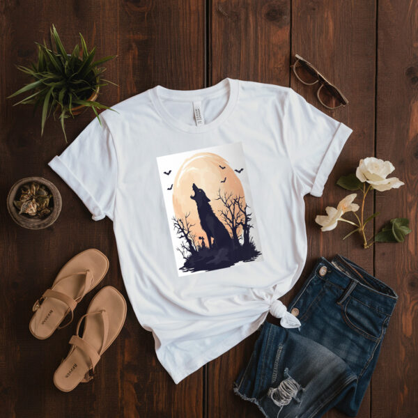Fierce Wolf Howling At Moon In Halloween Scene T-Shirt